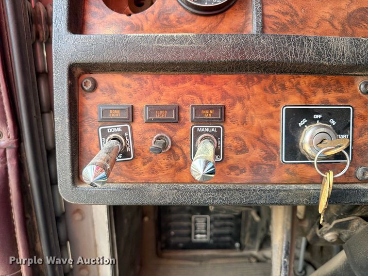 image for item FU4733 1999 Kenworth W900 semi truck
