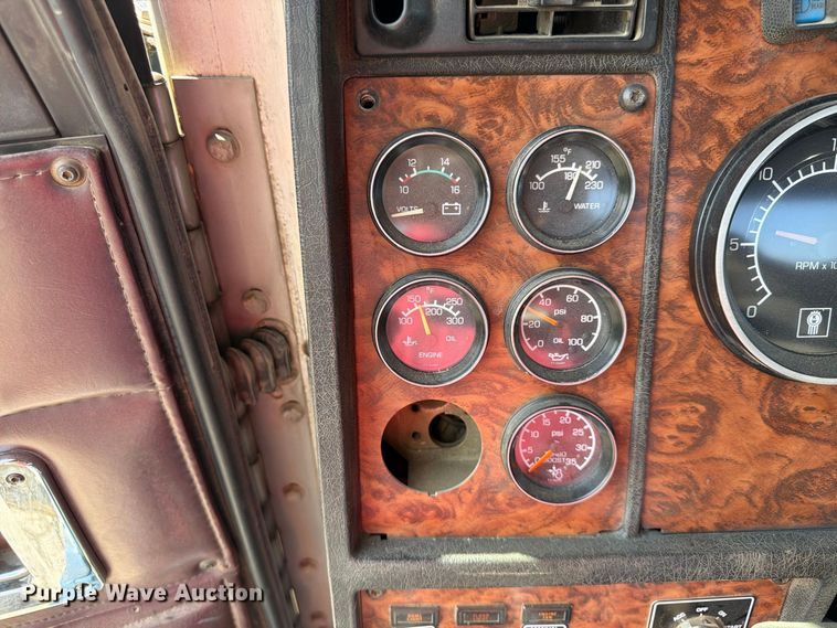 image for item FU4733 1999 Kenworth W900 semi truck