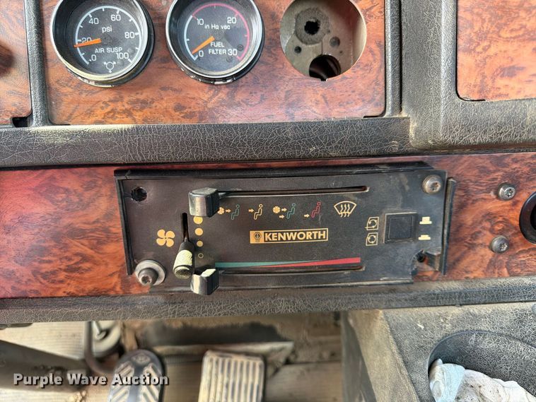 image for item FU4733 1999 Kenworth W900 semi truck
