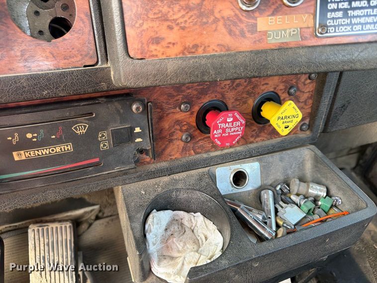 image for item FU4733 1999 Kenworth W900 semi truck