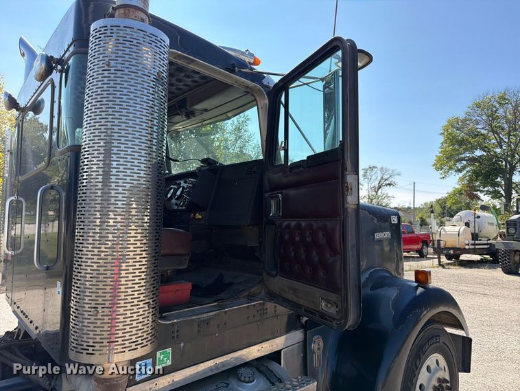 image for item FU4733 1999 Kenworth W900 semi truck