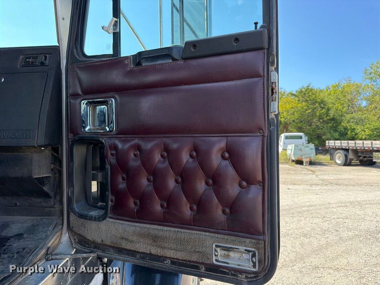 image for item FU4733 1999 Kenworth W900 semi truck