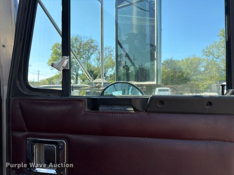 image for item FU4733 1999 Kenworth W900 semi truck