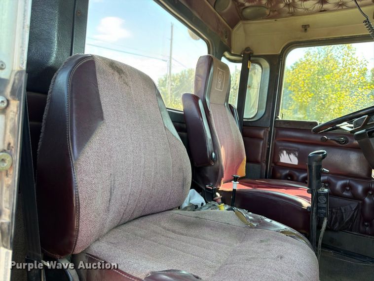 image for item FU4733 1999 Kenworth W900 semi truck