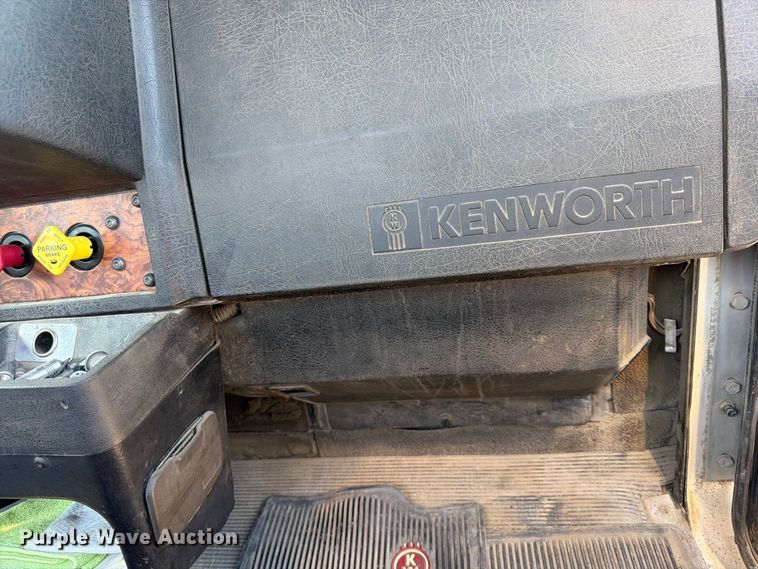 image for item FU4733 1999 Kenworth W900 semi truck