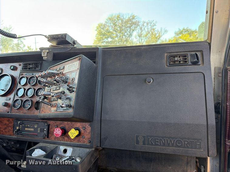 image for item FU4733 1999 Kenworth W900 semi truck