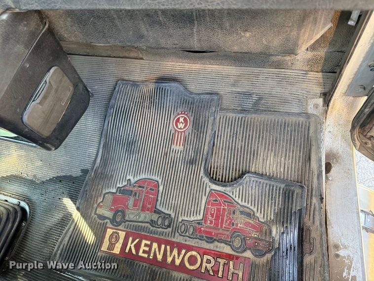 image for item FU4733 1999 Kenworth W900 semi truck