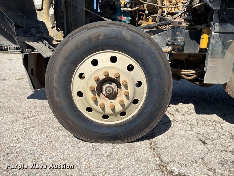 image for item FU4733 1999 Kenworth W900 semi truck