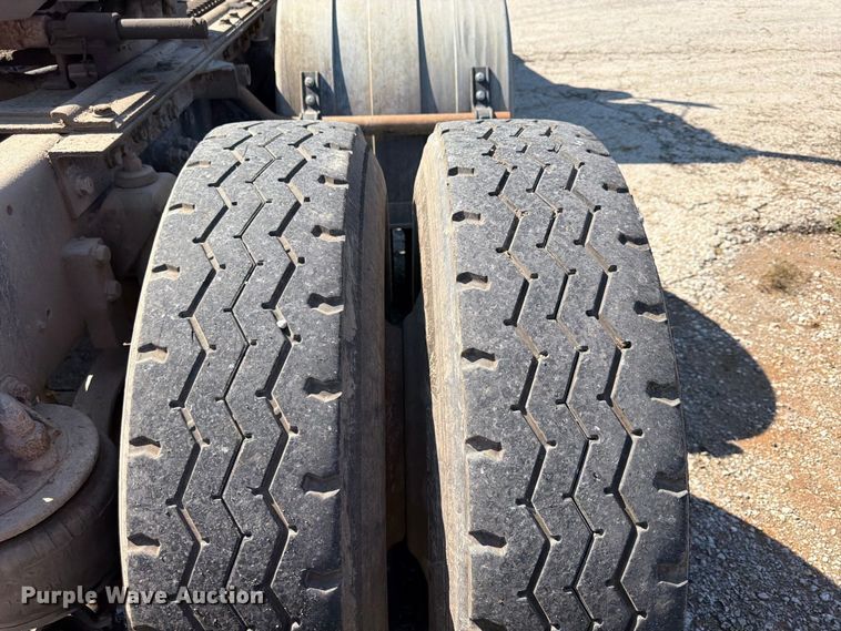 image for item FU4733 1999 Kenworth W900 semi truck