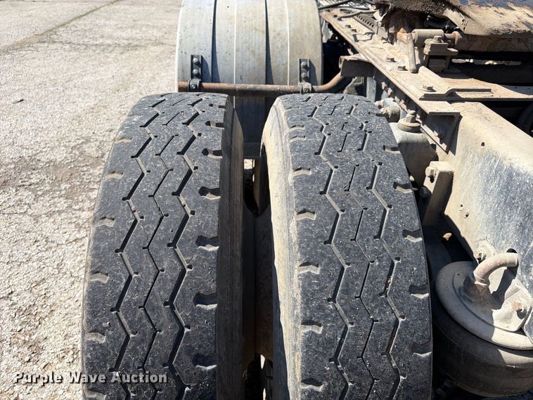 image for item FU4733 1999 Kenworth W900 semi truck