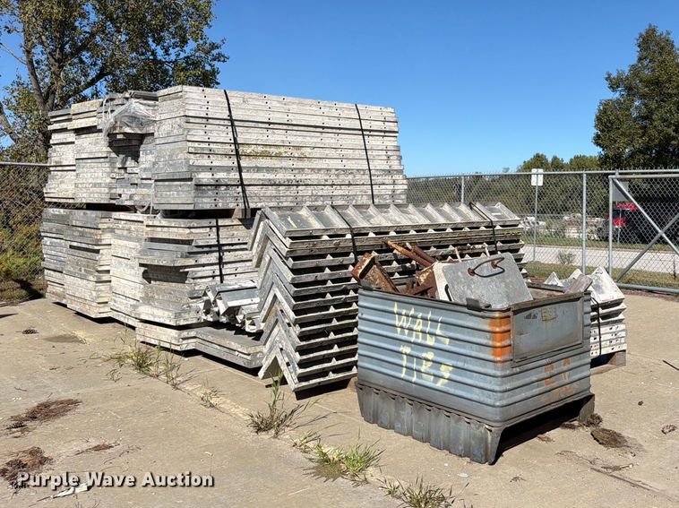 image for item FU4743 8' W concrete forms