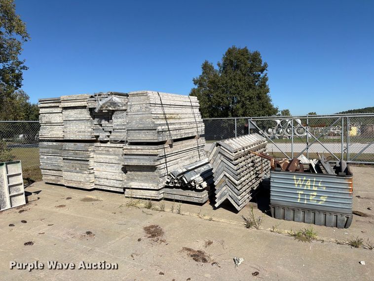 image for item FU4743 8' W concrete forms