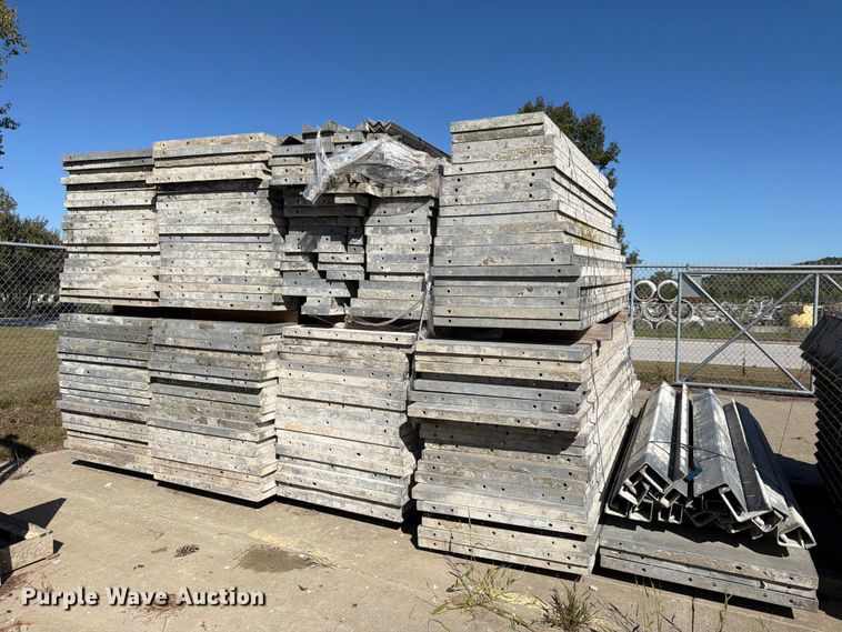 image for item FU4743 8' W concrete forms