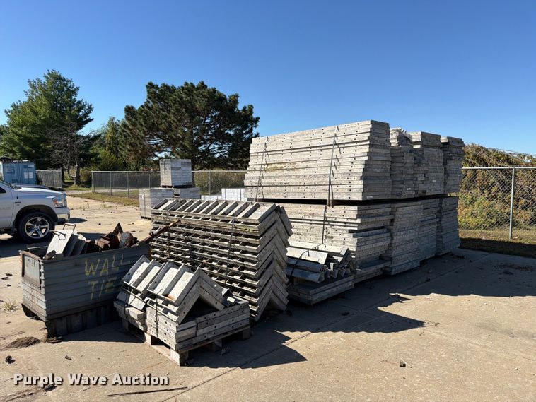 image for item FU4743 8' W concrete forms