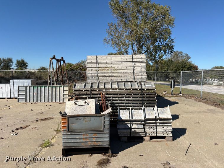 image for item FU4743 8' W concrete forms