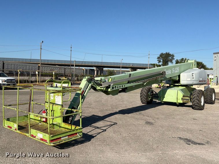 image for item FU4752 2005 Genie S-125 boom lift