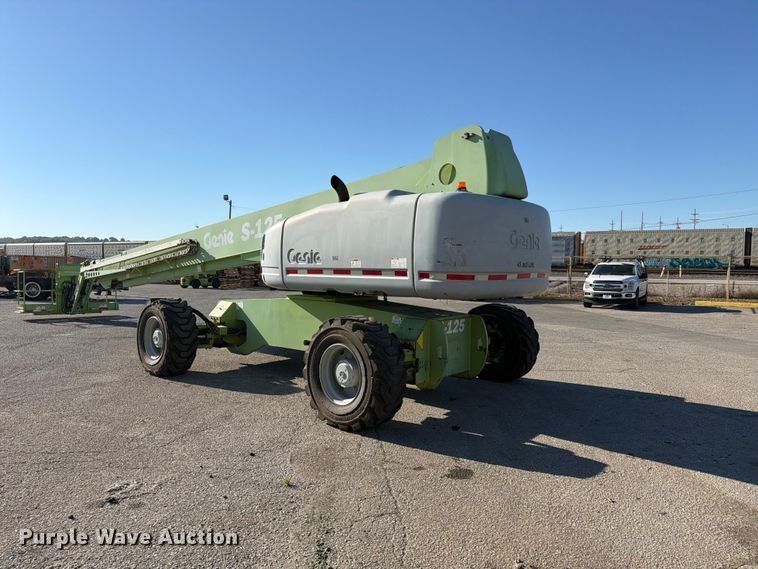 image for item FU4752 2005 Genie S-125 boom lift