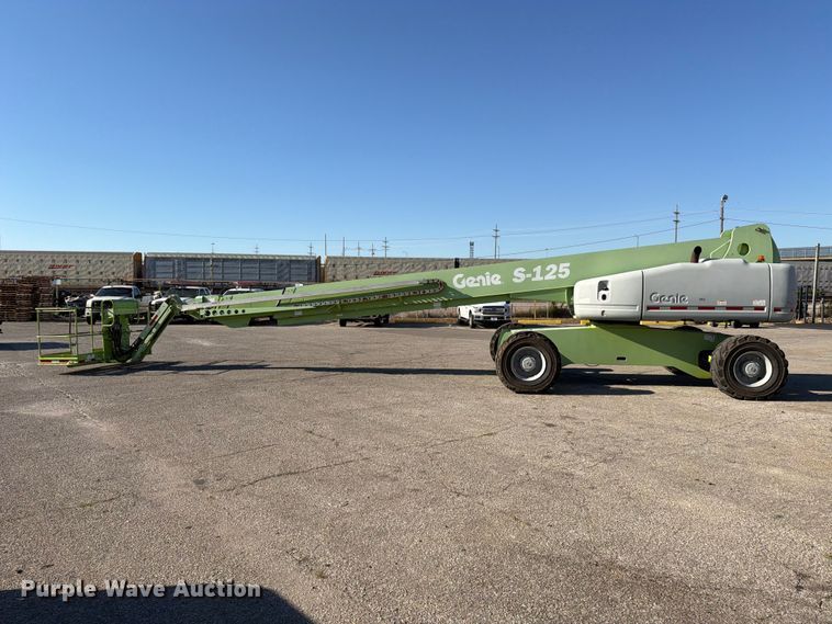image for item FU4752 2005 Genie S-125 boom lift