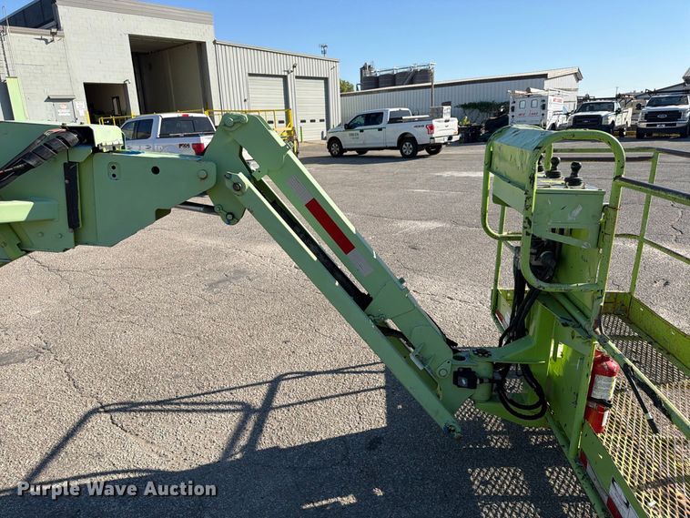 image for item FU4752 2005 Genie S-125 boom lift