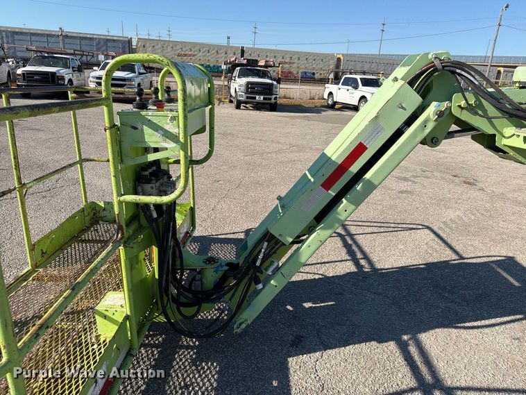 image for item FU4752 2005 Genie S-125 boom lift