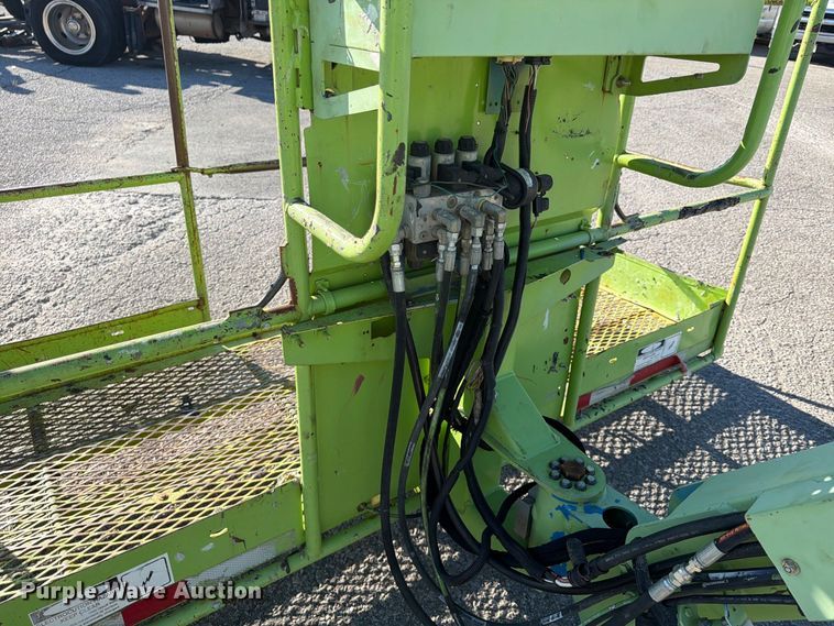 image for item FU4752 2005 Genie S-125 boom lift