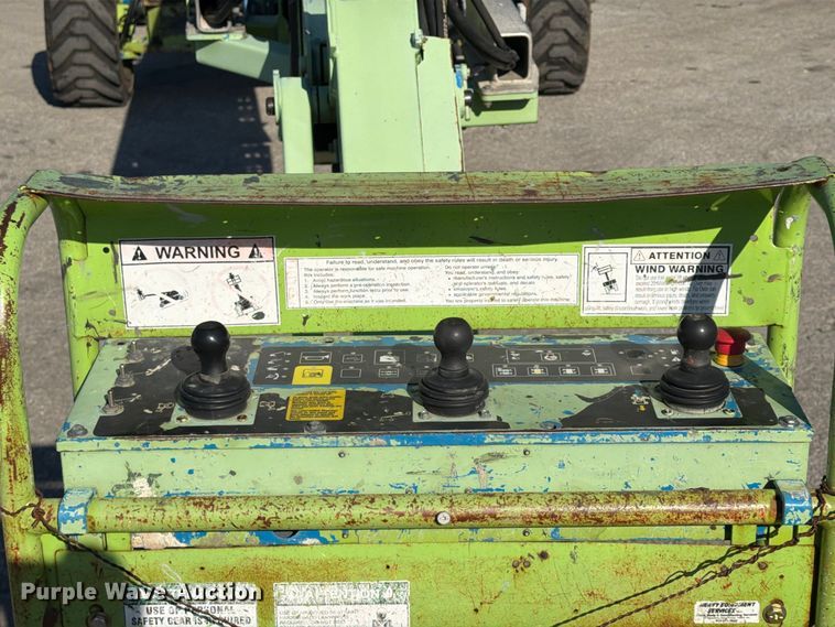 image for item FU4752 2005 Genie S-125 boom lift
