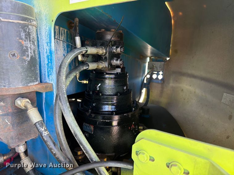 image for item FU4752 2005 Genie S-125 boom lift