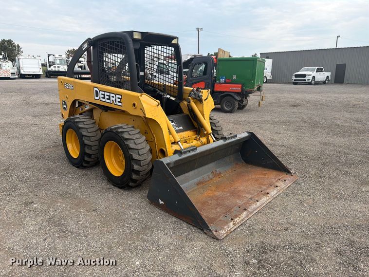 image for item FW3512 2005 John Deere 320E skid steer loader