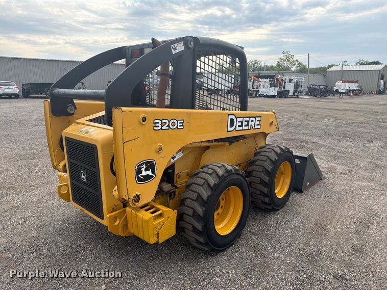 image for item FW3512 2005 John Deere 320E skid steer loader