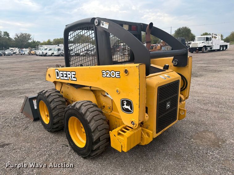 image for item FW3512 2005 John Deere 320E skid steer loader