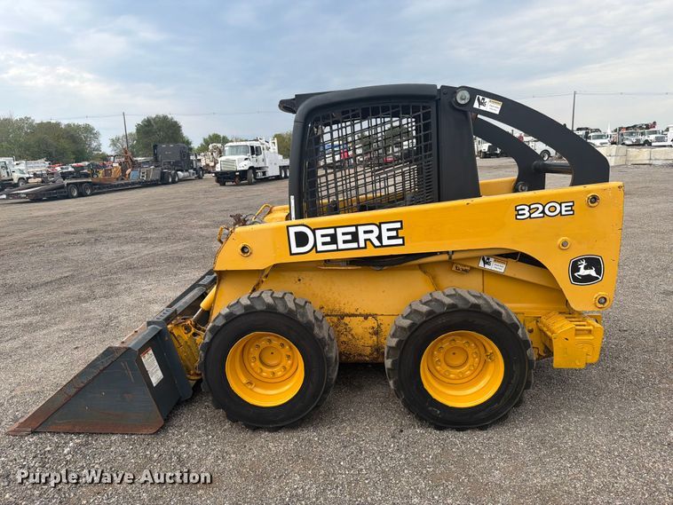 image for item FW3512 2005 John Deere 320E skid steer loader
