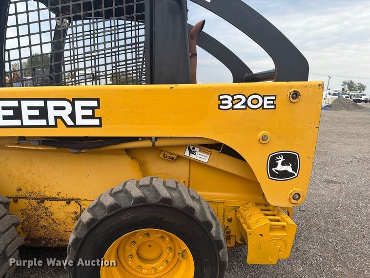image for item FW3512 2005 John Deere 320E skid steer loader