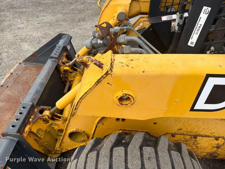 image for item FW3512 2005 John Deere 320E skid steer loader