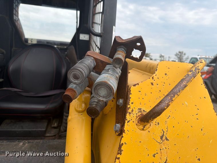 image for item FW3512 2005 John Deere 320E skid steer loader