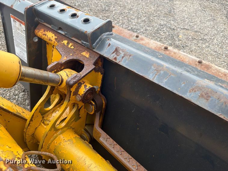 image for item FW3512 2005 John Deere 320E skid steer loader