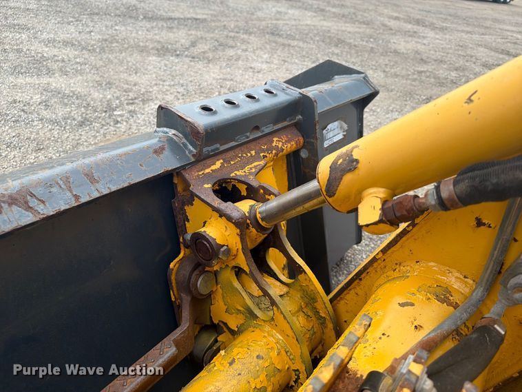 image for item FW3512 2005 John Deere 320E skid steer loader