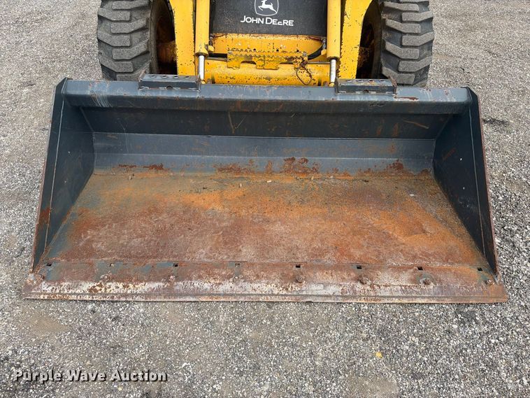 image for item FW3512 2005 John Deere 320E skid steer loader