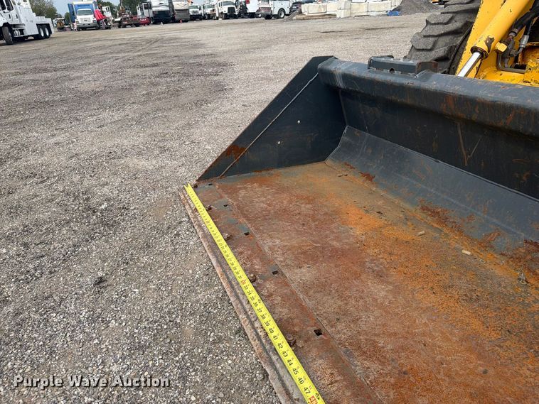 image for item FW3512 2005 John Deere 320E skid steer loader