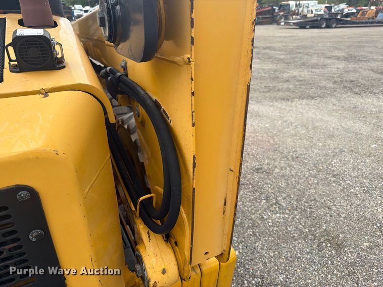 image for item FW3512 2005 John Deere 320E skid steer loader
