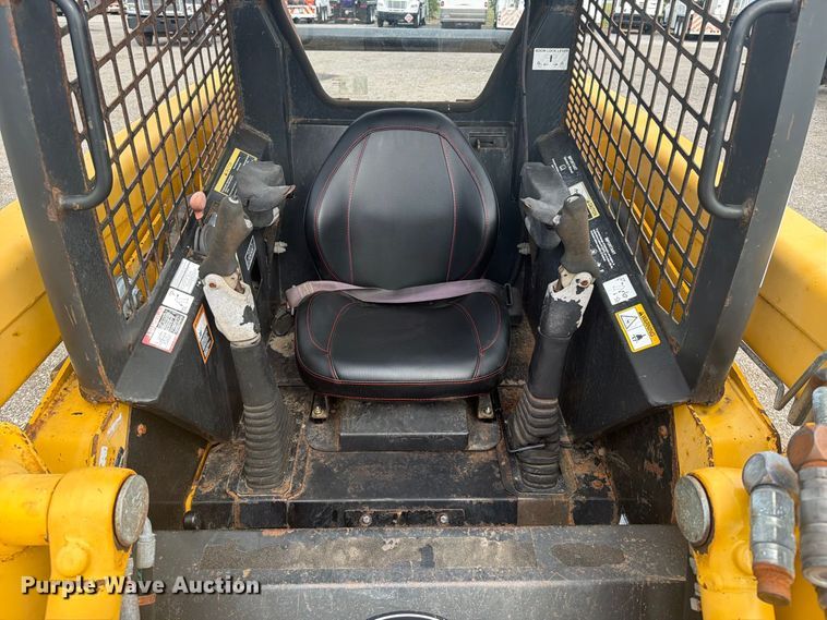image for item FW3512 2005 John Deere 320E skid steer loader