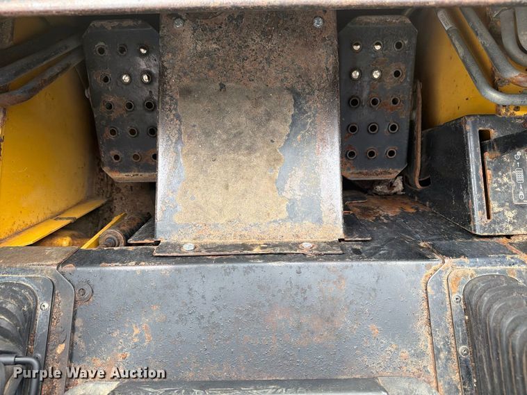 image for item FW3512 2005 John Deere 320E skid steer loader