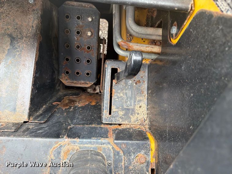 image for item FW3512 2005 John Deere 320E skid steer loader