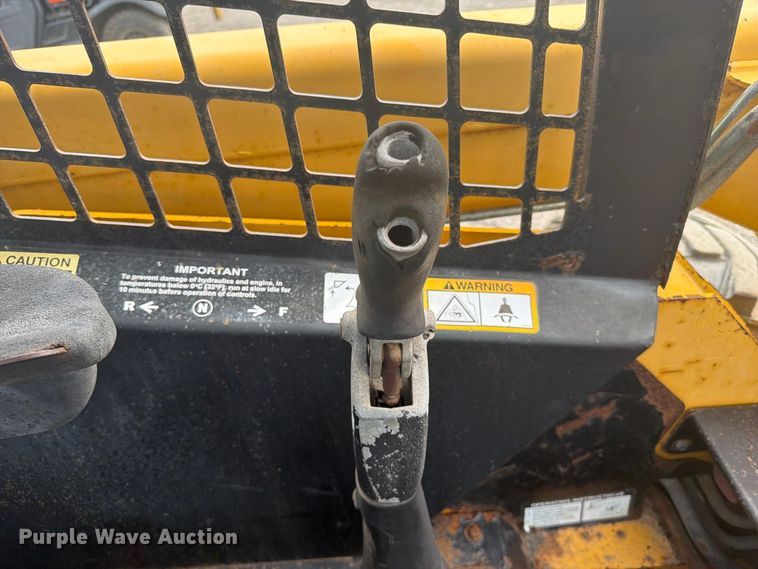 image for item FW3512 2005 John Deere 320E skid steer loader