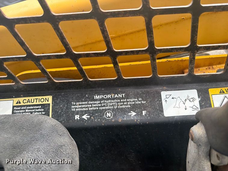 image for item FW3512 2005 John Deere 320E skid steer loader