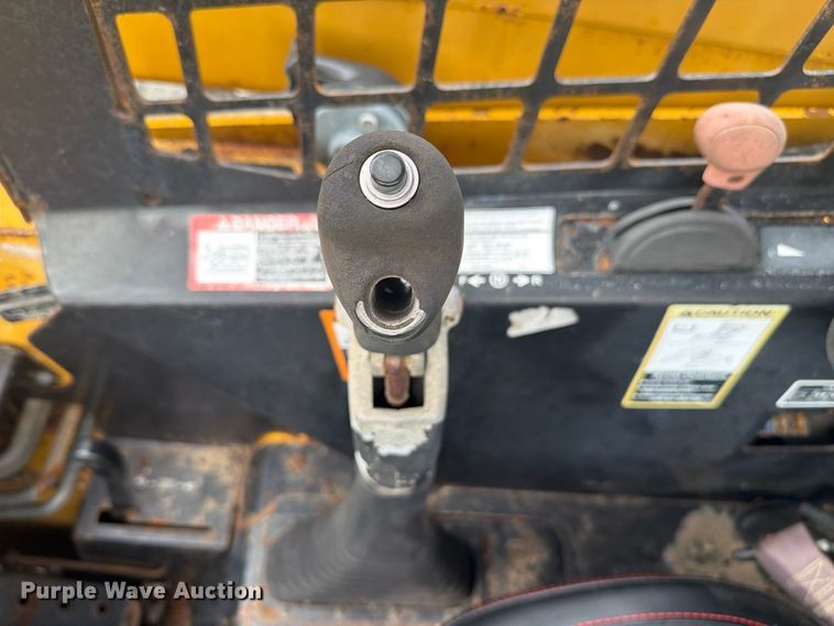 image for item FW3512 2005 John Deere 320E skid steer loader