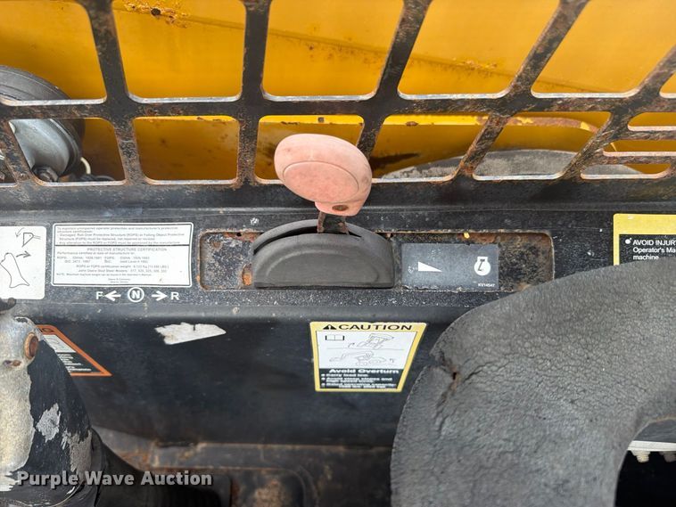 image for item FW3512 2005 John Deere 320E skid steer loader