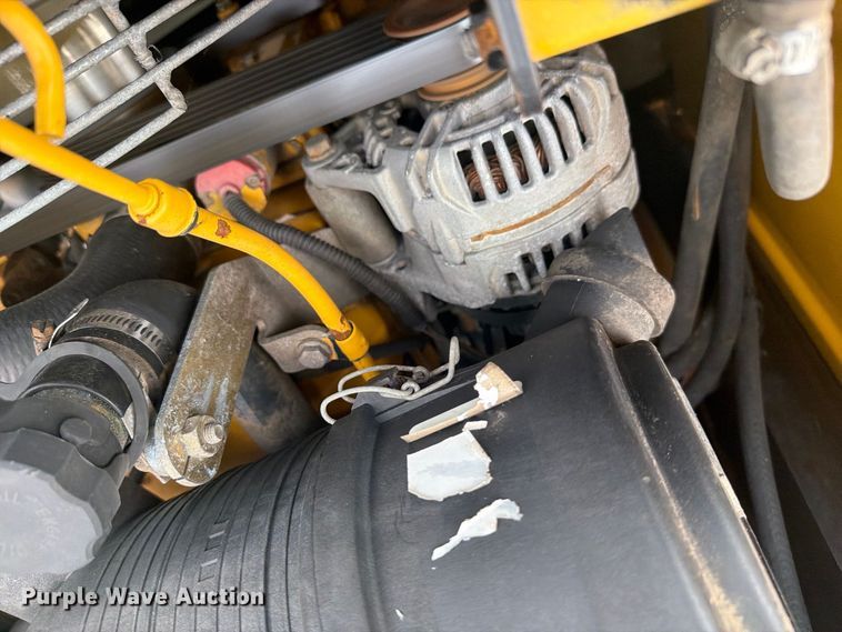 image for item FW3512 2005 John Deere 320E skid steer loader