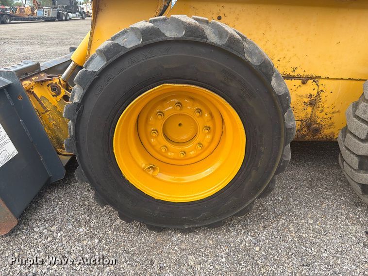 image for item FW3512 2005 John Deere 320E skid steer loader