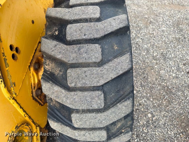image for item FW3512 2005 John Deere 320E skid steer loader