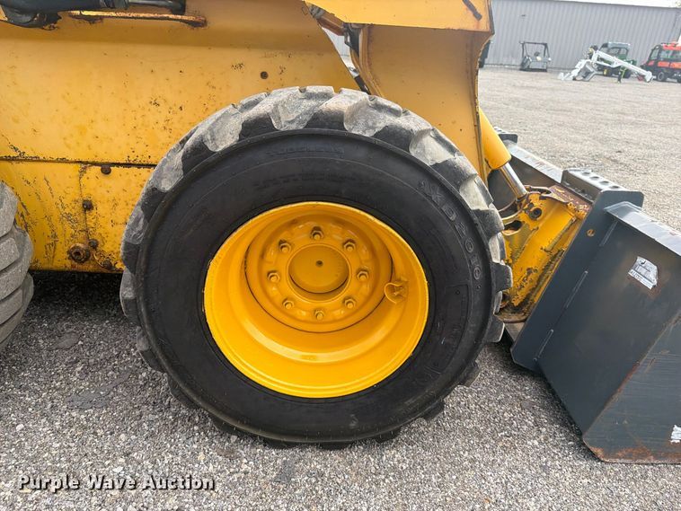 image for item FW3512 2005 John Deere 320E skid steer loader